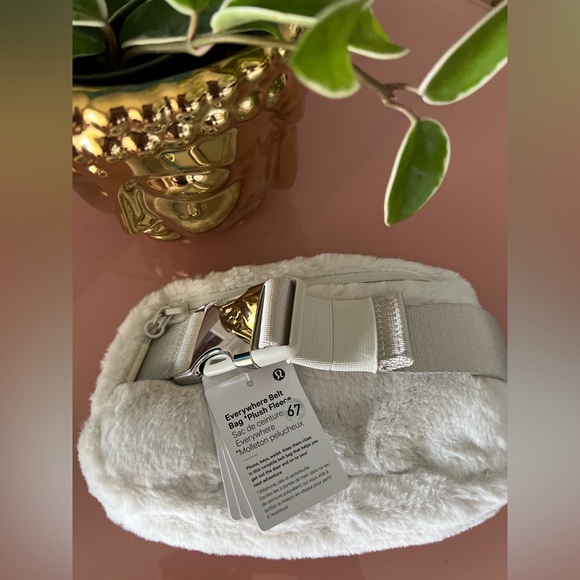 NWT Special Edition LULULEMON everywhere plush Bag/SOLD OUT - Picture 4 of 6